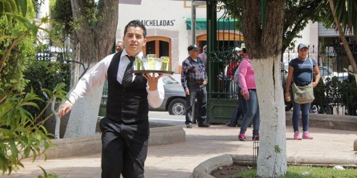 Los meseros mostraron su destreza Los meseros mostraron su destreza