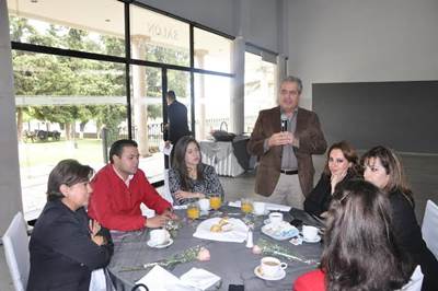 Festejan a mujeres priístas Festejan a mujeres priístas
