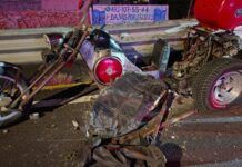 Muere motociclista tras quedar prensado en bulevar