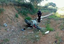 Muere joven motociclista al caer en arroyo; un lesionado grave