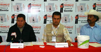 A la izquierda, el presidente municipal. A la izquierda, el presidente municipal.