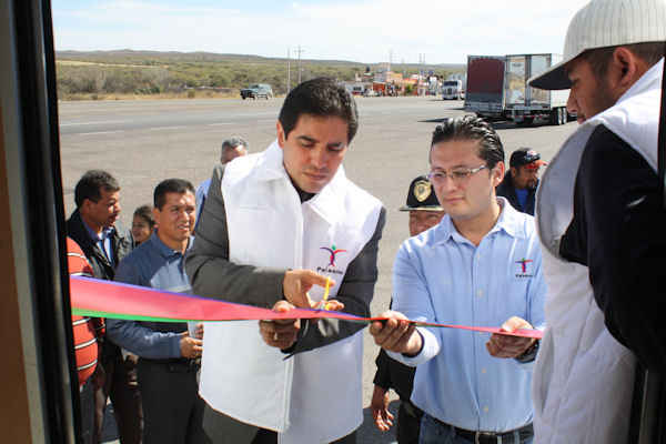 El alcalde cortó el listón