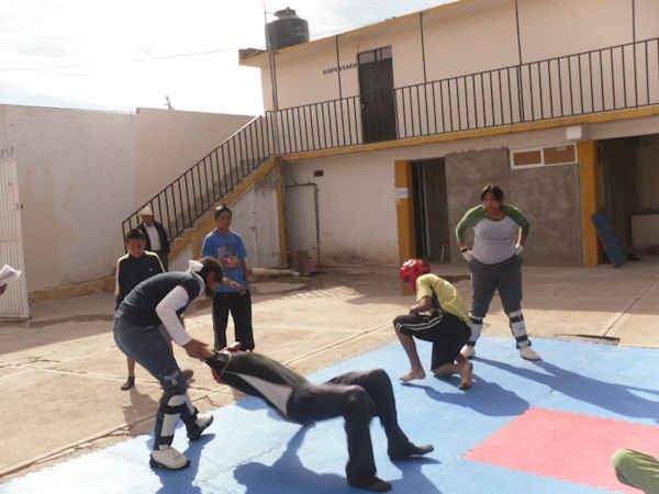 El taller de artes marciales del DIF de Trancoso mostró a las mujeres cómo defenderse.