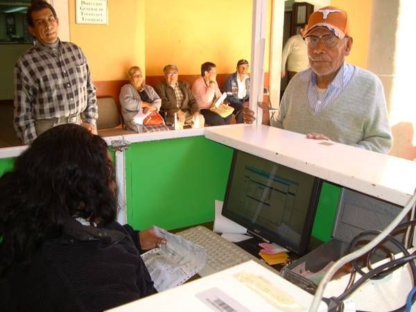 Hay ventanillas especiales para personas de la tercera edad y discapacitados Hay ventanillas especiales para personas de la tercera edad y discapacitados
