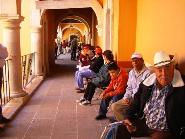 Cientos de personas acuden diariamente.