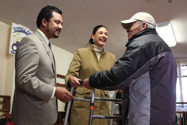 Adultos mayores recibieron andaderas Adultos mayores recibieron andaderas