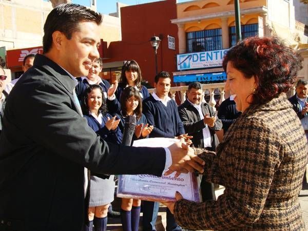 La directora de la preparatoria recibió un reconocimiento