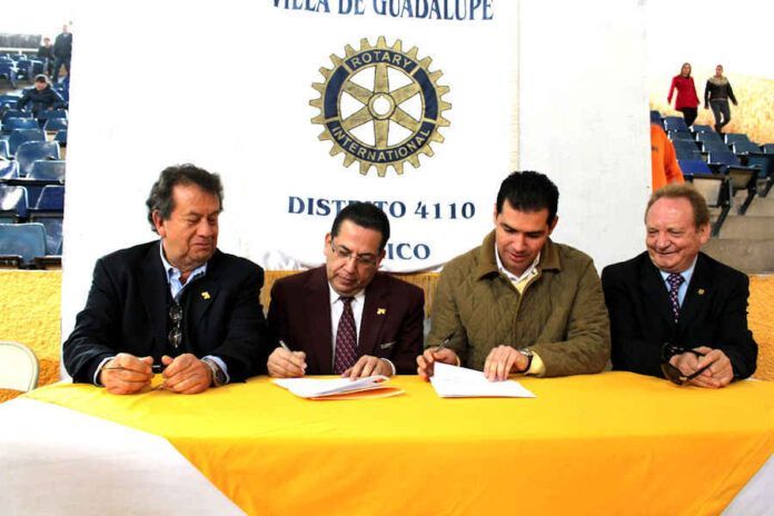 Signan convenio Ayuntamiento y Club Rotario para apoyar a guadalupenses. Signan convenio Ayuntamiento y Club Rotario para apoyar a guadalupenses.