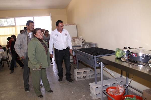 El director general del SEDIF entregó dos Espacios de Alimentación, Encuentro y Desarrollo (antes cocinas populares).