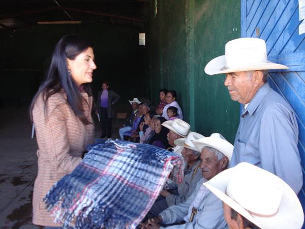 Las cobijas las entregó Alejandra Iturbe, presidenta del DIF