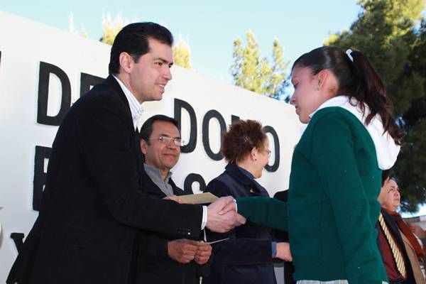 Rafael Flores entregó becas a los estudiantes