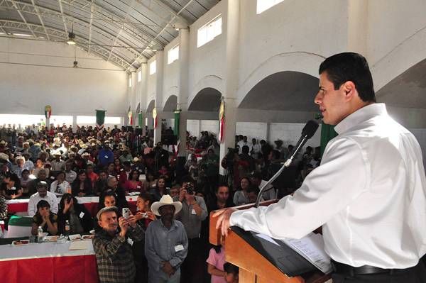 Cientos de personas escucharon al gobernador