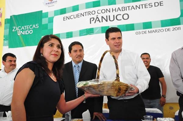 Le entregaron una canasta con dulces de la región
