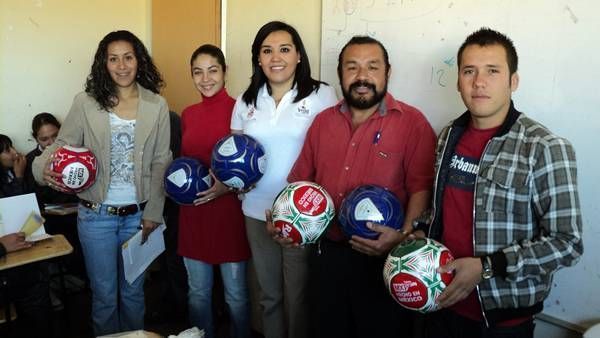 Les regalaron balones