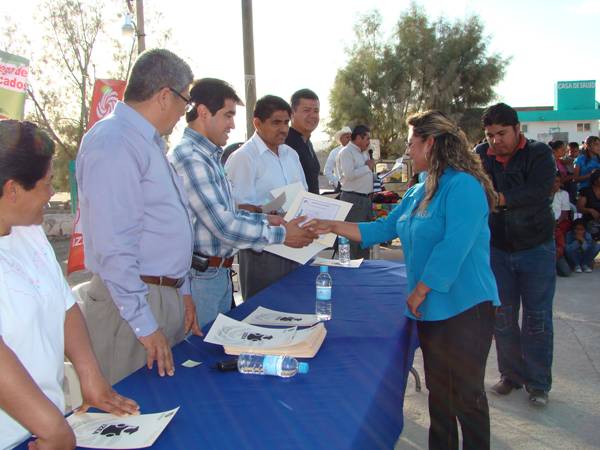 Se entregaron más de 160 certificados de primaria y secundaria por parte del IZEA. Se entregaron más de 160 certificados de primaria y secundaria por parte del IZEA.