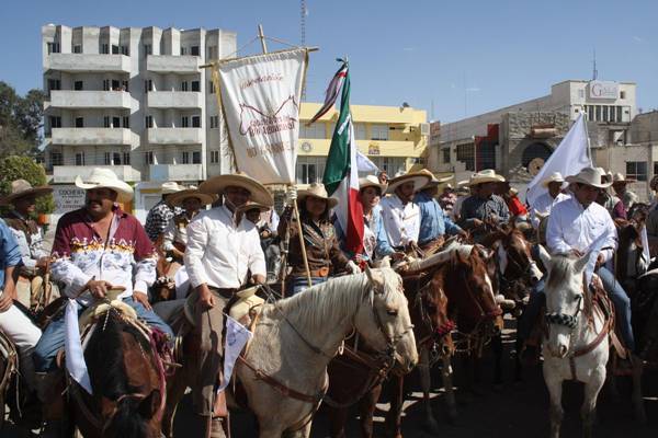 Más de 200 cabalgantes provenientes de diferentes municipios de Zacatecas se sumaron a la primera cabalgata por la paz social de México. Más de 200 cabalgantes provenientes de diferentes municipios de Zacatecas se sumaron a la primera cabalgata por la paz social de México.