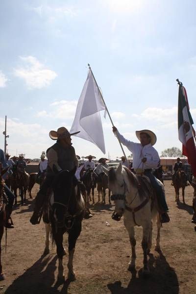 Con banderas blancas, marcharon los cabalgantes encabezados por el alcalde Mario Alberto Ramírez Rodríguez, y Elías Barajas Romo, dirigente estatal del partido Convergencia.