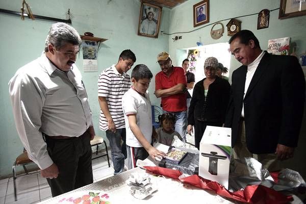 Un pequeño recibió un juego de video que perdió en la balacera