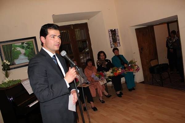 Rafael Flores Mendoza las felicitó