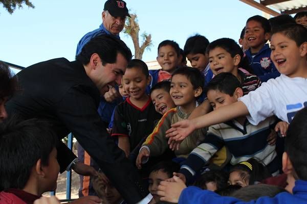 El alcalde Rafael Flores convivió con alumnos de la primaria  "Pedro Coronel".