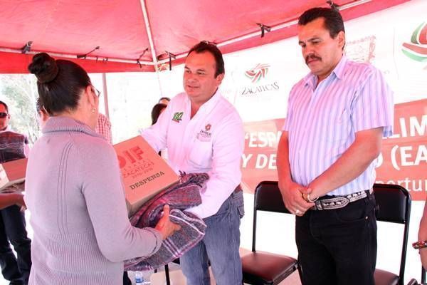 Héctor Pastor, director de SEDIF entregó despensas para coadyuvar a la economía familiar.