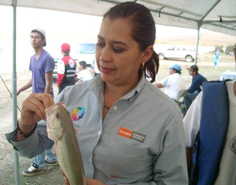 Personal calificado revisió  los peces