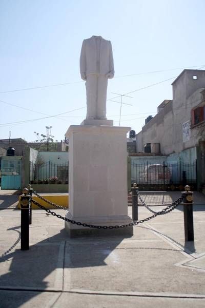 Le quitaron la cabeza al monumento a Benito Juárez en Río Grande. Le quitaron la cabeza al monumento a Benito Juárez en Río Grande.