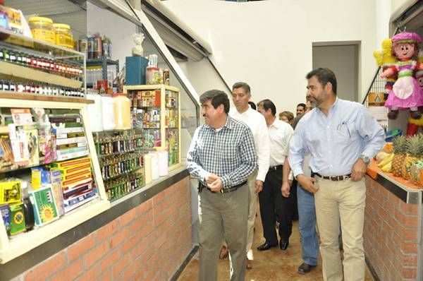 Funcionarios estatales y municipales recorrieron el mercado Funcionarios estatales y municipales recorrieron el mercado
