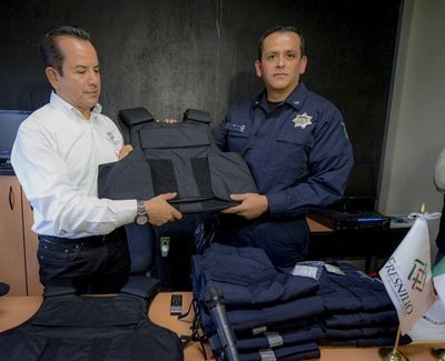 equipo-policias-4 equipo-policias-4