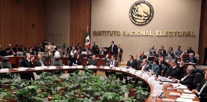 Sesión del INE. Sesión del INE.