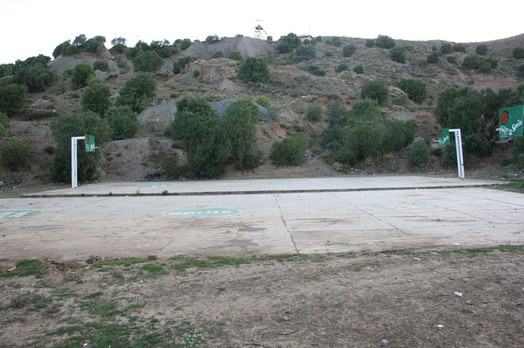 Junto a los contaminantes jales hay áreas deportivas Junto a los contaminantes jales hay áreas deportivas