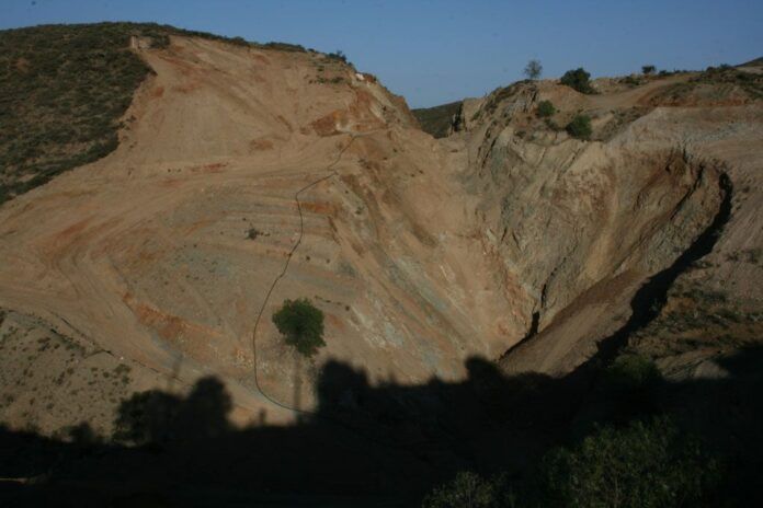 Grandes cantidades de jales están cerca de las viviendas Grandes cantidades de jales están cerca de las viviendas