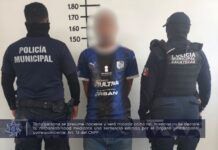 Agarran a joven con los pantalones abajo; intenta defenderse con un marro