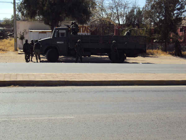 El ejército se molizó al ver dos vehículos sospechosos