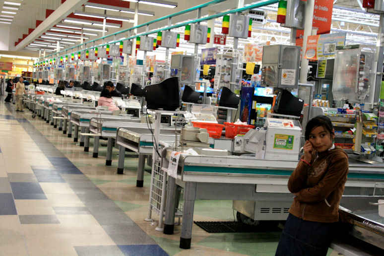 Las cajas, sin clientes debido a la amenaza.