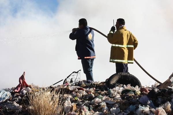 Se complica sofocar el incendio en el basurero de Guadalupe. Se complica sofocar el incendio en el basurero de Guadalupe.