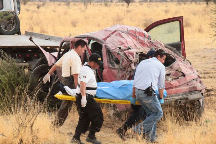 Murió el regidor de Guadalupe Rafael Gómez García y una bebé al volcarse la camioneta en la que viajaban junto con otros tres regidores.