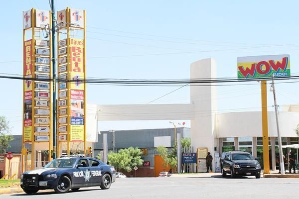 Policías federales intentaron capturar a los tripulantes de cuatro vehículos de lujo.