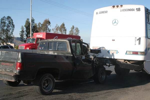 accidente-camioneta-camion-1