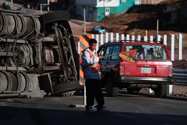 trailer-volcado-zacatecas