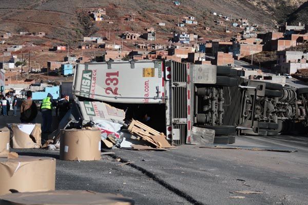 trailer-volcado-zacatecas7