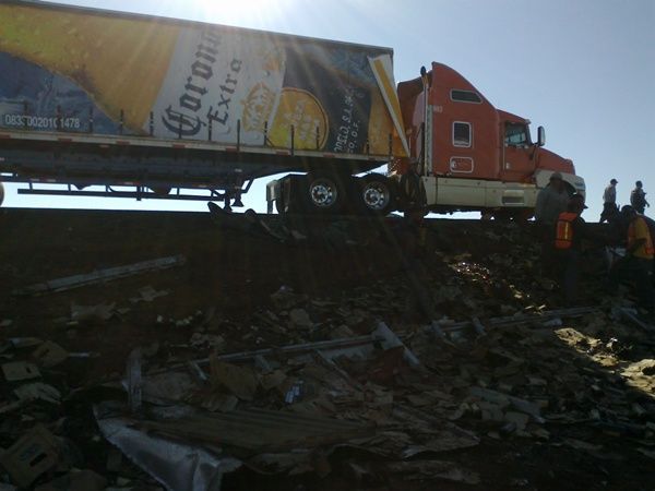 volcadura-trailer-cerveza6