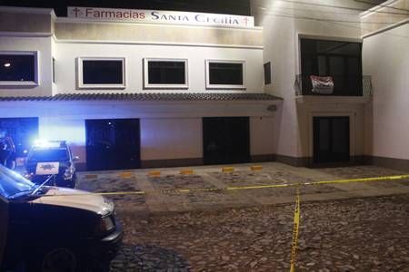 muerto-farmacia-santa-cecilia