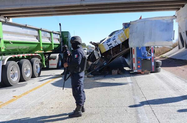accidente-trailer-camion-5 accidente-trailer-camion-5