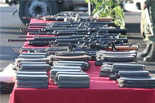 Decomisaron armas, cargadores, vehículos y equipo de comunicación. Decomisaron armas, cargadores, vehículos y equipo de comunicación.