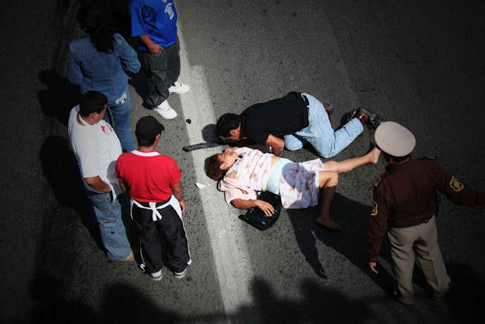 La mujer quedó tendida en el bulevar. La mujer quedó tendida en el bulevar.