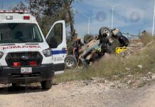Muere padre en trágica volcadura en Fresnillo; madre e hija heridas