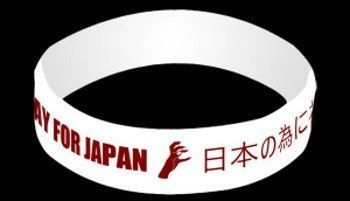 Las pulseras son blancas con letras rojas