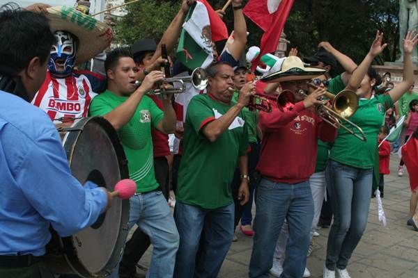 festejando-triunfo-mexico-3