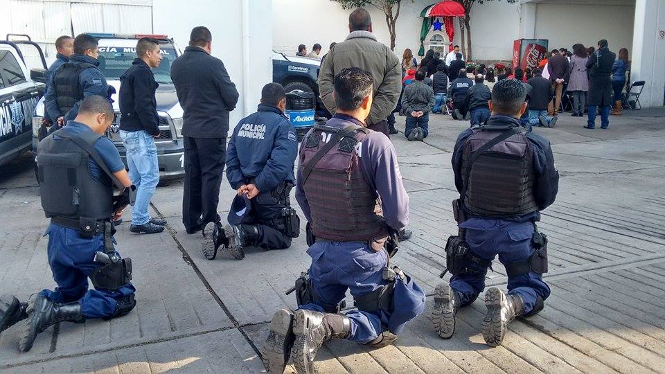 policias-virgen-3